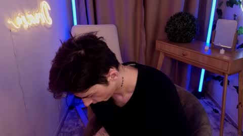 Max online show from March 19, 11:53 pm