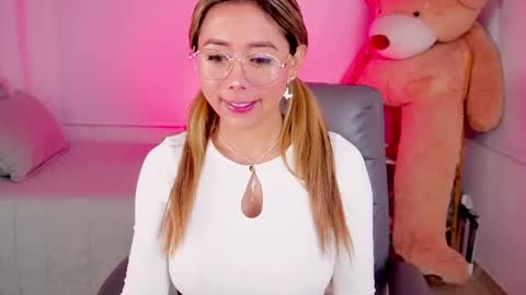 independent model online show from April 27, 9:51 am