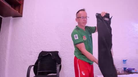 _axelking_ online show from December 1, 11:30 am