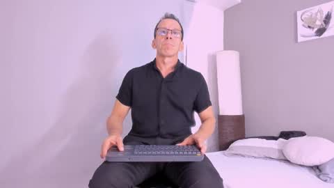 _axelking_ online show from October 15, 11:55 am