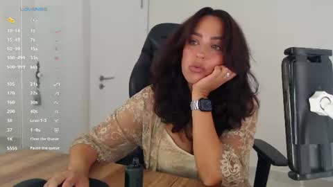 _just_a_queen_3 online show from July 31, 1:23 pm