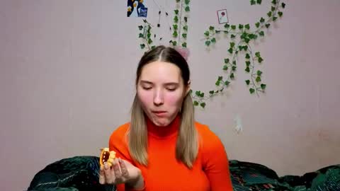 _kikiclark_ online show from December 19, 9:32 pm