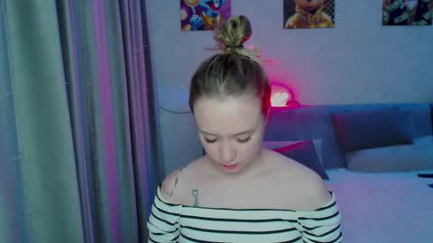 _lalune_ online show from December 28, 2:22 am