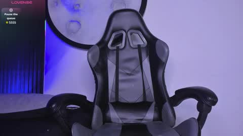 _leohot_ online show from December 3, 4:46 am