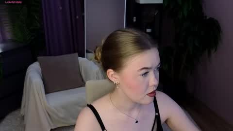 _liilcrystal_ online show from June 7, 8:25 pm