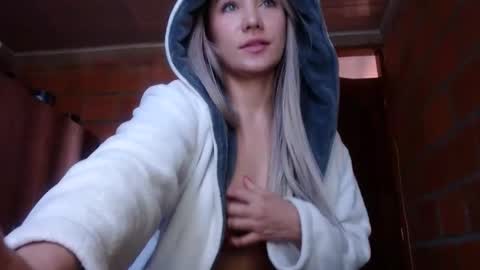 _lunablondie_ online show from January 15, 3:29 pm