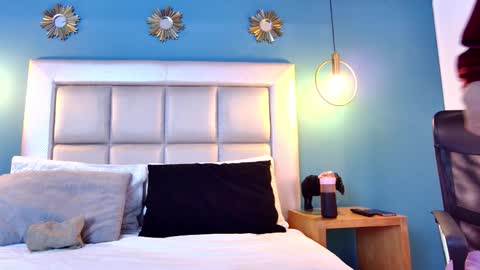 Mia online show from November 6, 11:57 am