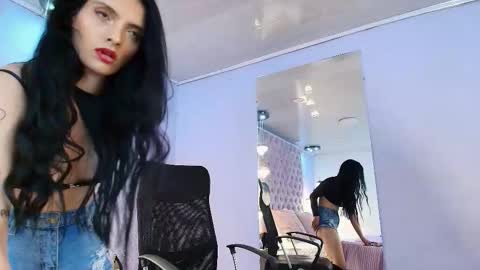 Mia online show from October 21, 11:59 am