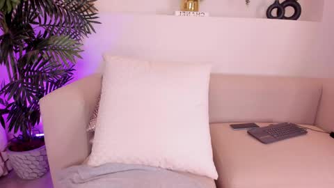 Mia online show from May 28, 9:13 pm
