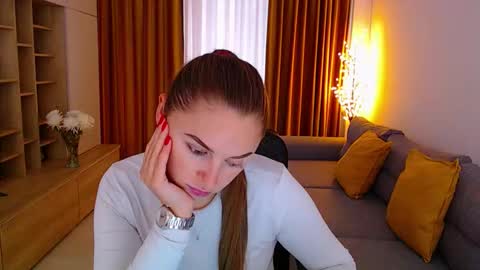 Mia online show from October 10, 9:59 am