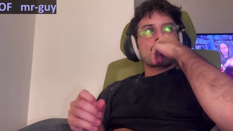 Snapshot of _mrguy_ chatting on December 17, 1:49 pm _mrguy_ online show from December 17, 1:49 pm