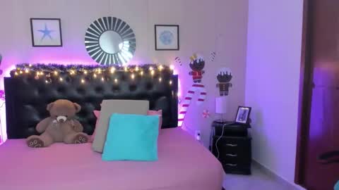 Olivia jones online show from December 22, 11:50 am