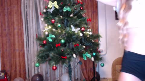 Angie online show from December 22, 5:09 pm