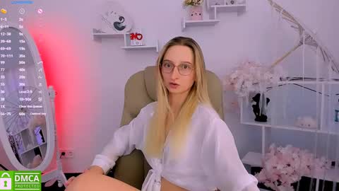 Snapshot of _ri_na_ chatting on March 3, 12:39 pm I am Rina online show from March 3, 12:39 pm