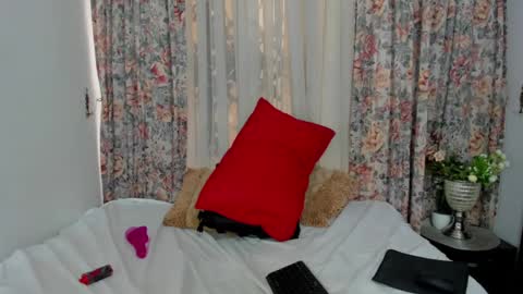 Snapshot of _sofia_agudelo chatting on March 1, 5:16 pm Sofia online show from March 1, 5:16 pm