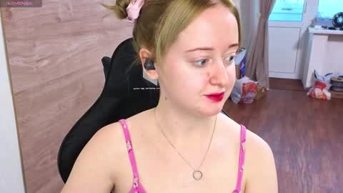 Snapshot of _sofiy_milashka chatting on October 20, 3:22 am Sofiy online show from October 20, 3:22 am