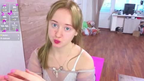 Snapshot of _sofiy_milashka chatting on October 17, 3:32 am Sofiy online show from October 17, 3:32 am