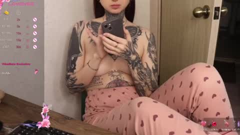 Snapshot of _viv1an_ chatting on March 10, 6:45 pm Alis online show from March 10, 6:45 pm