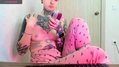 Snapshot of _viv1an_ chatting on February 4, 5:45 pm Alis online show from February 4, 5:45 pm