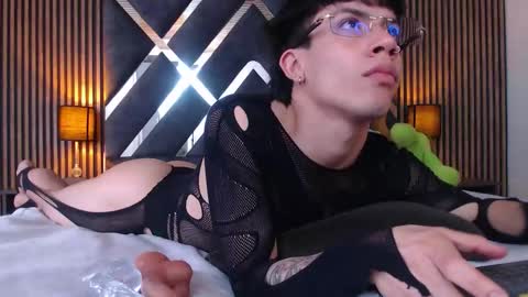 Aaron online show from October 10, 4:24 pm