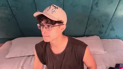 Aaron Ezequiel online show from April 15, 3:04 pm