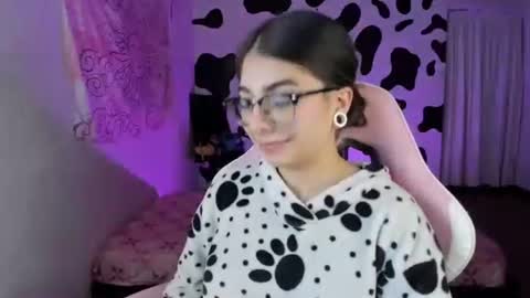 Snapshot of abbie_senjen chatting on September 18, 7:01 am April online show from September 18, 7:01 am