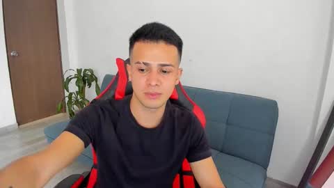 Independence model AbelAsburgo online show from March 18, 7:42 pm