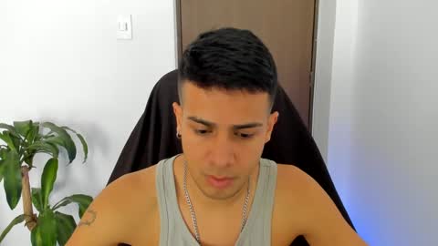 Independence model AbelAsburgo online show from October 10, 6:25 pm