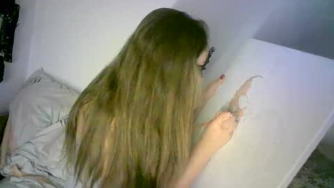 Snapshot of abigailove4u chatting on December 17, 12:01 am GoldenFish online show from December 17, 12:01 am