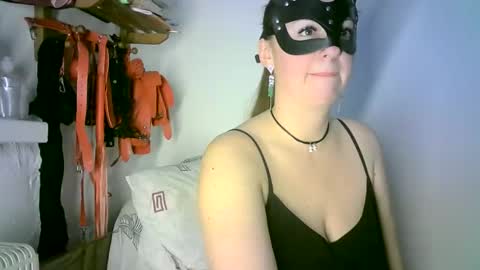 Snapshot of abigailove4u chatting on February 17, 10:27 pm GoldenFish online show from February 17, 10:27 pm