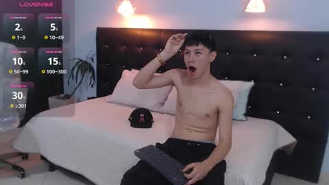 abraham_horny18 online show from October 7, 8:49 pm