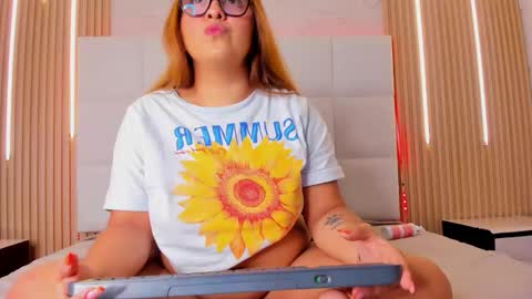 abril_snow online show from February 17, 8:30 pm