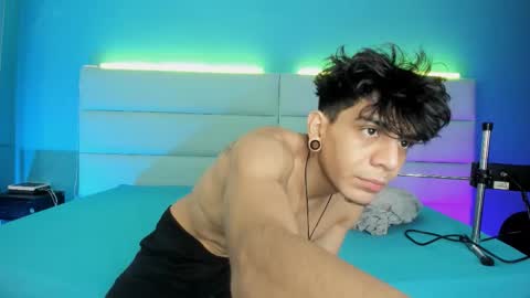 Abril and Julian online show from February 25, 11:58 am