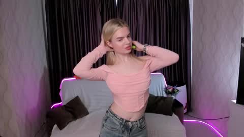 adelbowman online show from September 17, 5:44 am