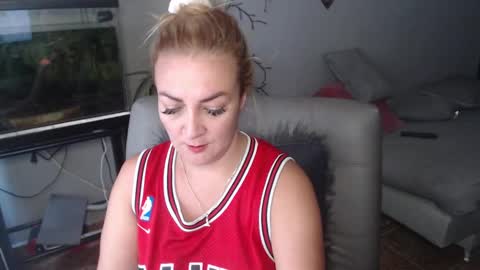 Adriana Paredes  online show from February 4, 1:06 pm