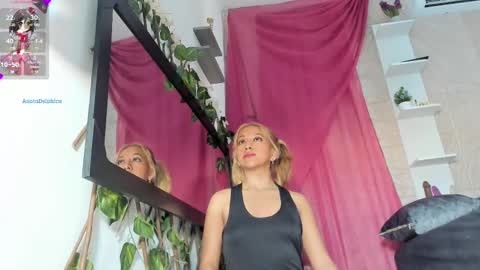 Snapshot of agatadelphine_mr chatting on March 1, 4:33 pm Agatadelphine online show from March 1, 4:33 pm
