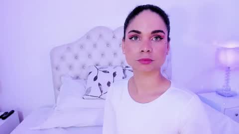 Agatha Mendoza online show from December 27, 2:22 pm