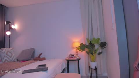 Im val   online show from May 3, 2:39 am