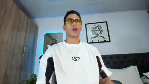 alannaughty_ online show from April 17, 1:19 am