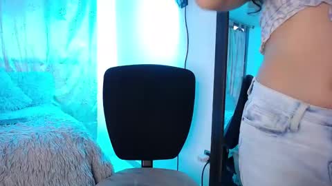 Snapshot of aleeehsanz chatting on December 17, 10:43 pm online show from December 17, 10:43 pm