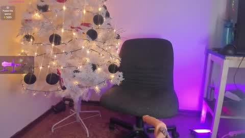 Snapshot of aleja_rossi chatting on December 21, 7:38 pm Aleja online show from December 21, 7:38 pm