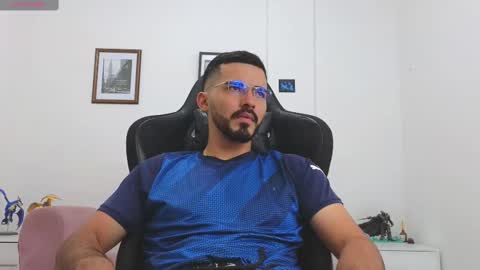 alejandroo_7 online show from October 14, 5:38 pm