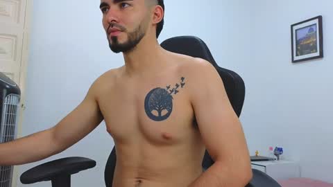 alejandroo_7 online show from January 22, 6:52 pm