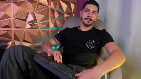 Alejo  online show from February 15, 4:15 am