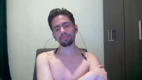 Snapshot of alejo_shy chatting on December 10, 5:39 am alejo_shy online show from December 10, 5:39 am