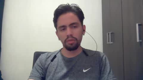 Snapshot of alejo_shy chatting on December 15, 1:02 am alejo_shy online show from December 15, 1:02 am
