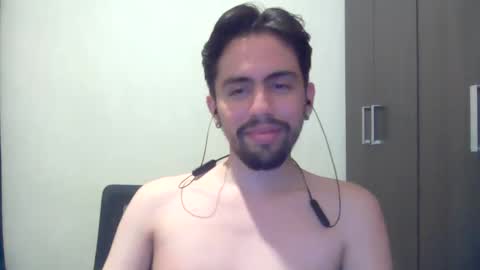 Snapshot of alejo_shy chatting on December 20, 7:01 am alejo_shy online show from December 20, 7:01 am