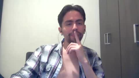 Snapshot of alejo_shy chatting on December 12, 11:47 pm alejo_shy online show from December 12, 11:47 pm