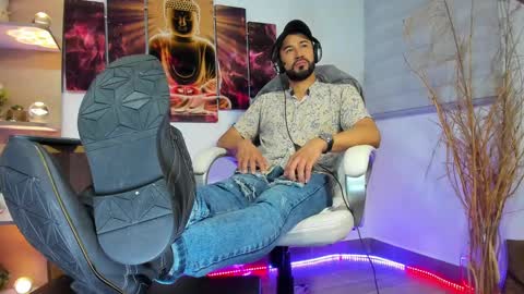 Snapshot of alessandro__wye chatting on February 4, 1:56 am ALESSANDRO WYE online show from February 4, 1:56 am
