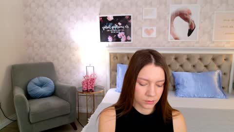 Snapshot of alice_charmy chatting on February 6, 5:03 am Alice in Wonderland online show from February 6, 5:03 am